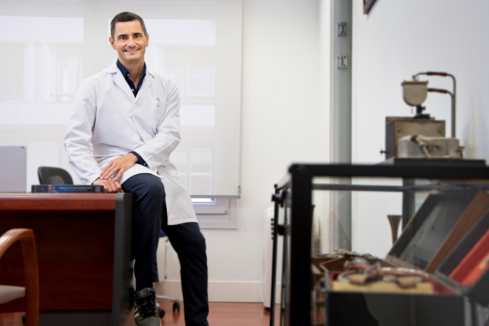 El Dr. Iñigo Iriarte Posse en su consulta de ARS Médica, en Bilbao