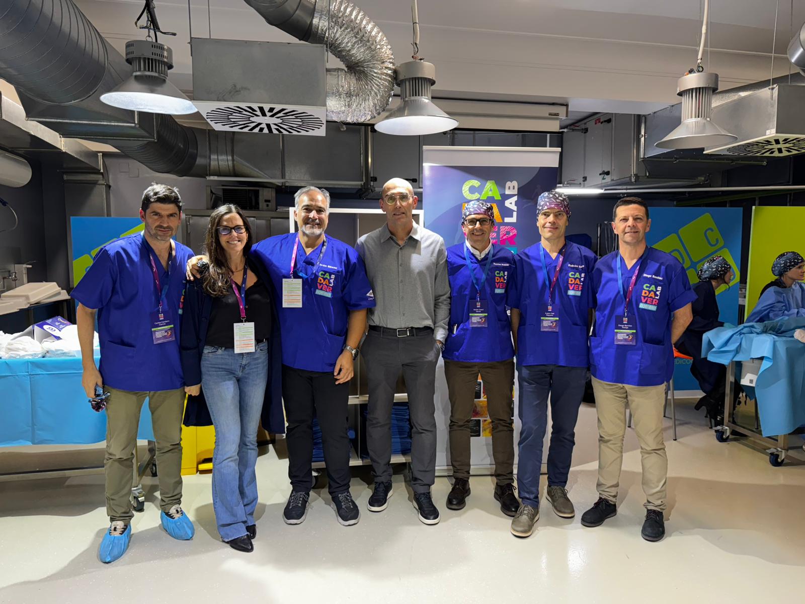El Dr. Saiz junto al equipo docente de un taller de intervencionismo ecoguiado en cadáver