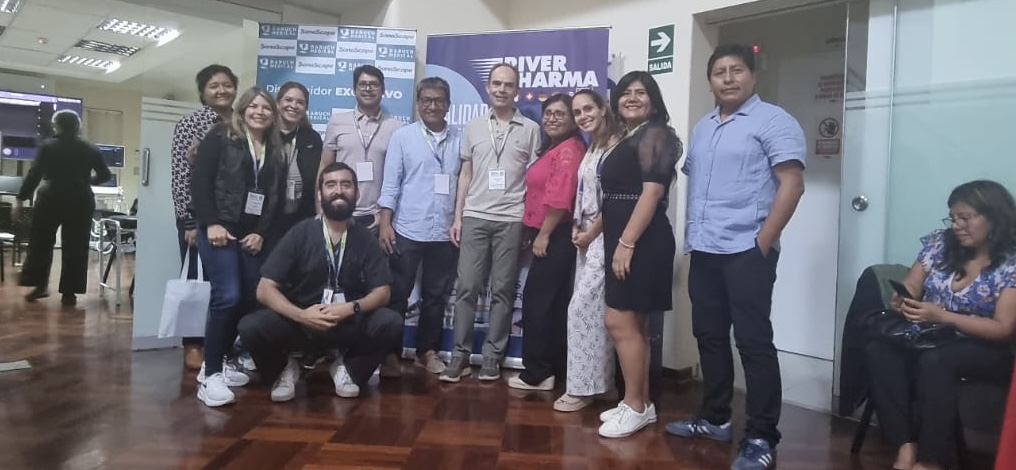 El Dr. Saiz con los asistentes al curso de intervencionismo ecoguiado de Lima