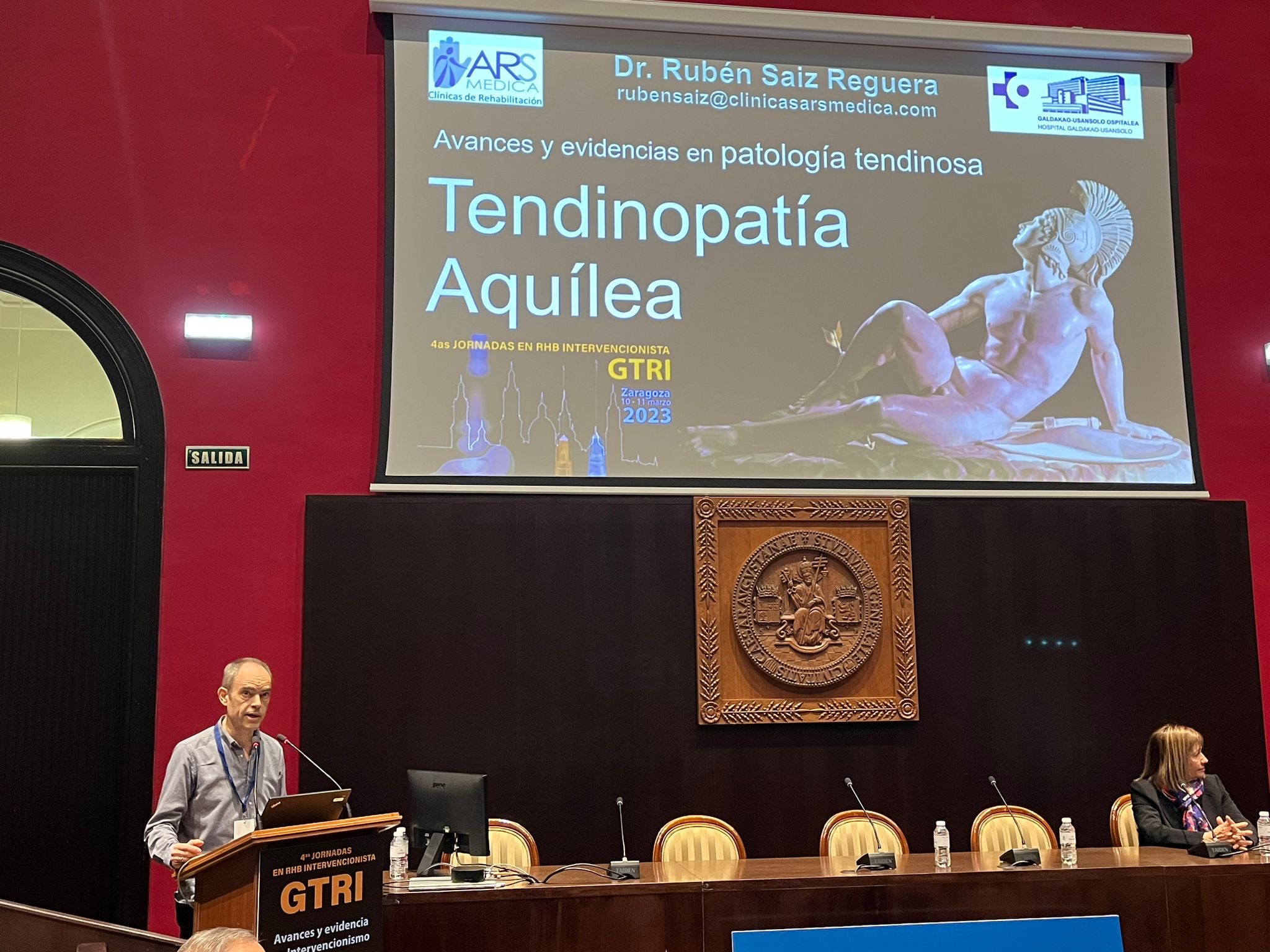 El Dr. Rubén Saiz Reguera durante su ponencia sobre tendinopatía aquílea en las jornadas GTRI de Zaragoza